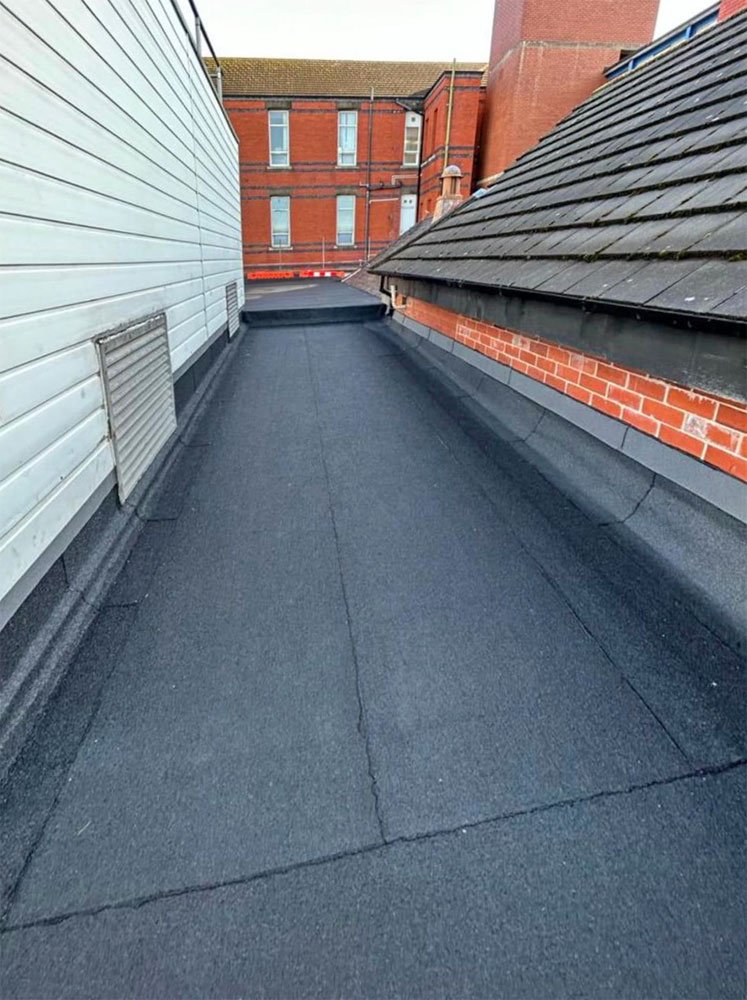 Flat roof installation